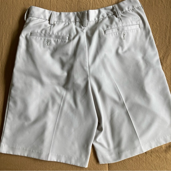 IZOD Golf Shorts Mens 34 Beige Pleated Front Slash Pockets Classics - Picture 2 of 4